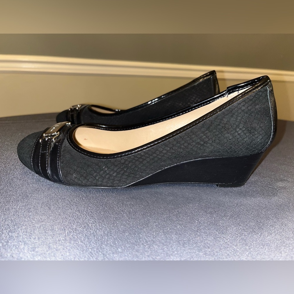 Antonio Melani Wedge Flats – Women’s Size 8 – Black Textured